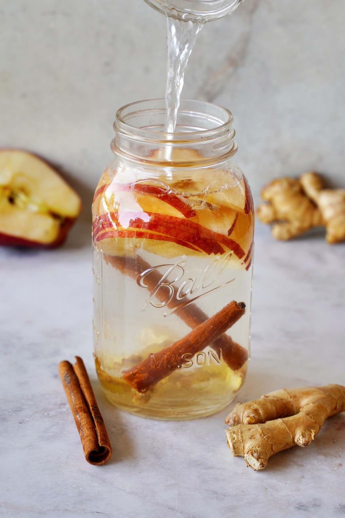 Infused Water mit Apfel, Zimt, Ingwer