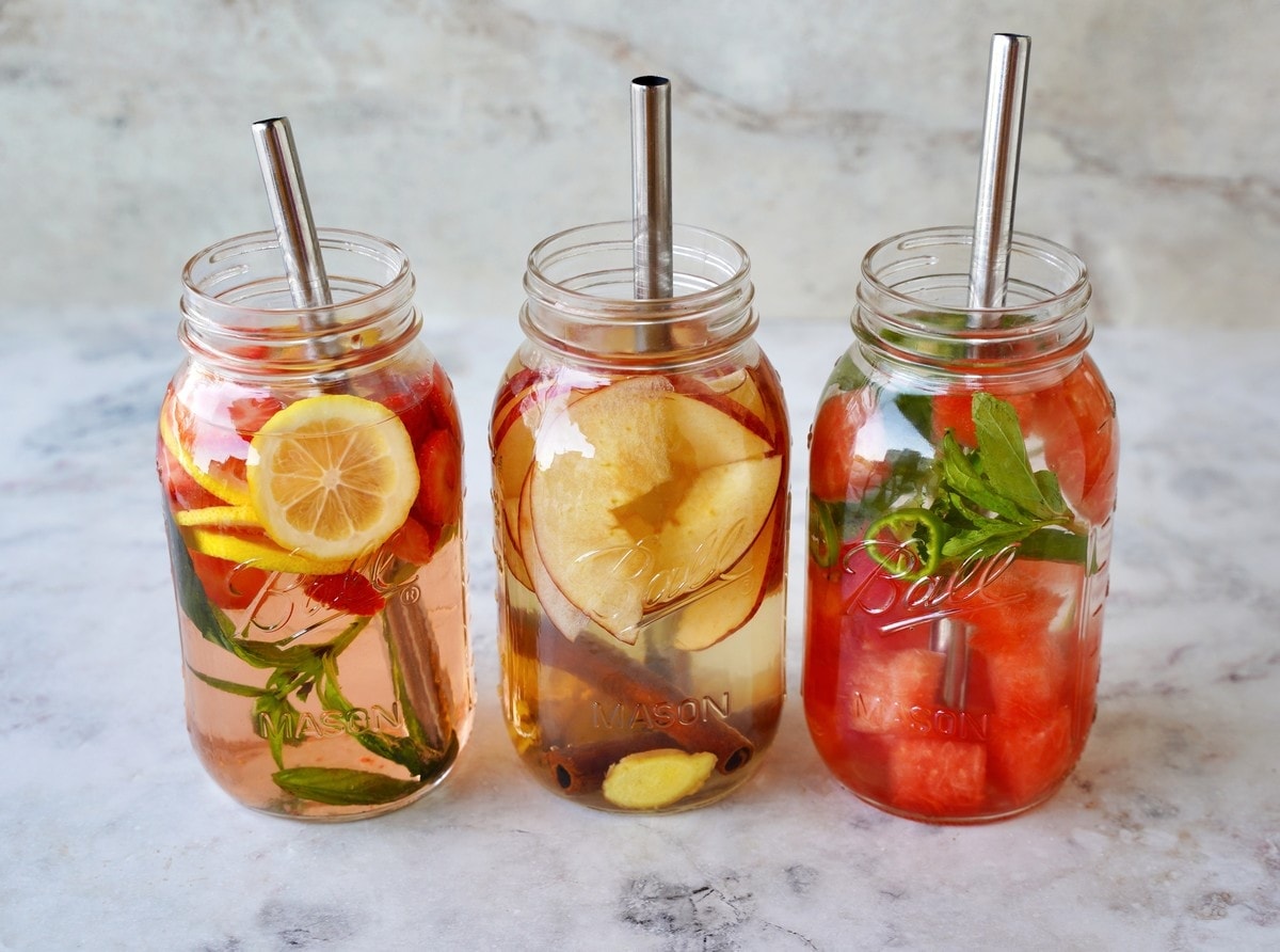 Infused Water mit Erdbeeren, Zitrone, Apfel und Wassermelone