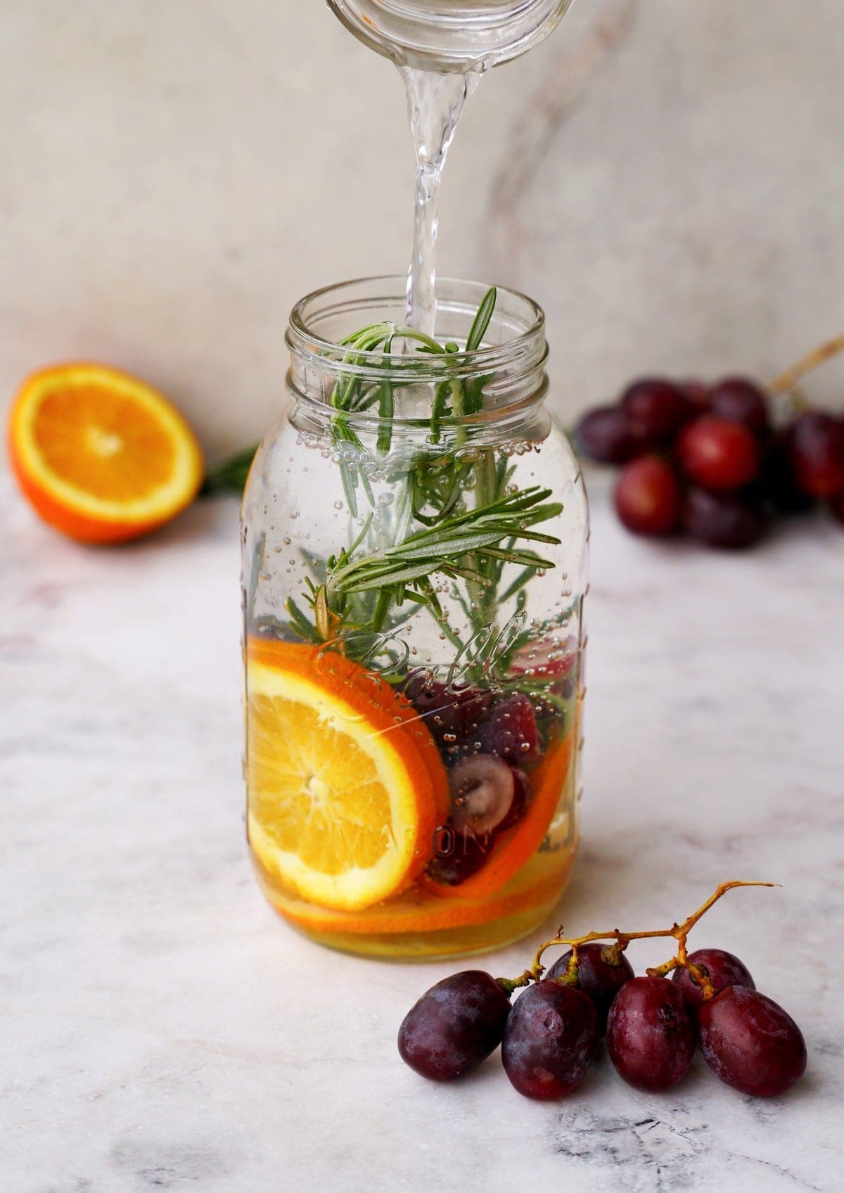 Detox-Wasser aus Orangen, Trauben und Rosmarin