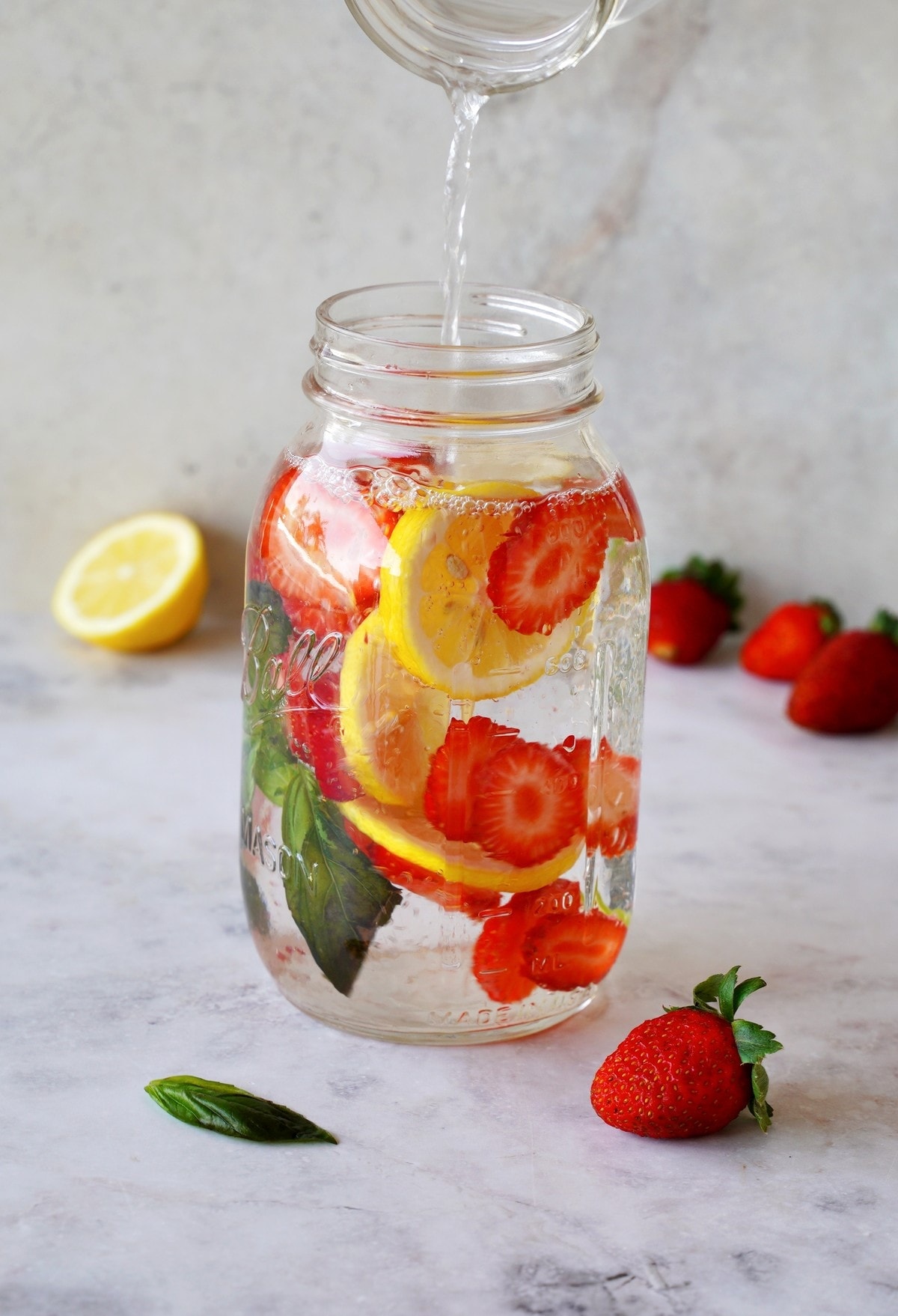 Detox-Getränk mit Erdbeere, Zitrone und Basilikum