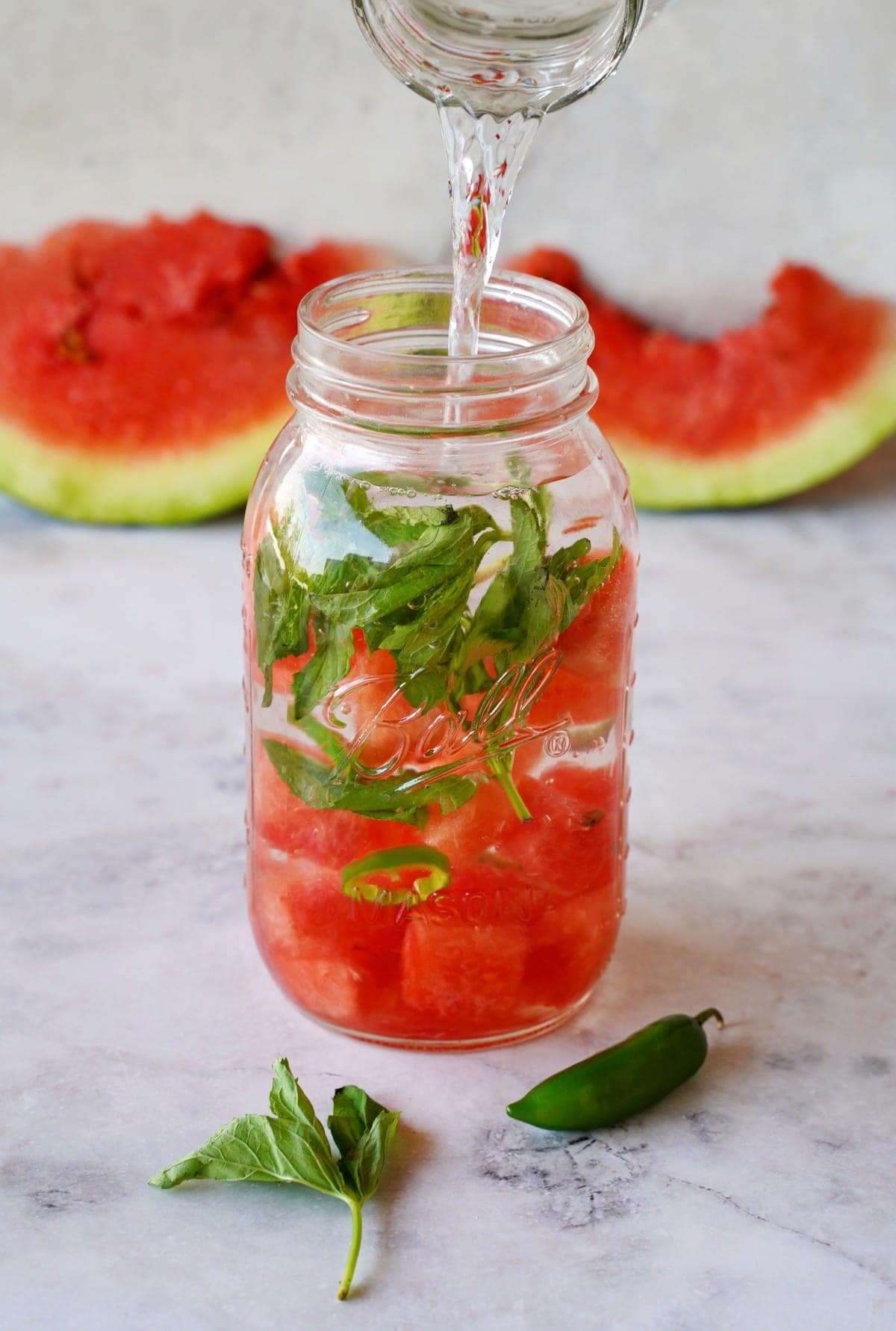 Detox-Wasser mit Wassermelone, Jalapeno und Minze