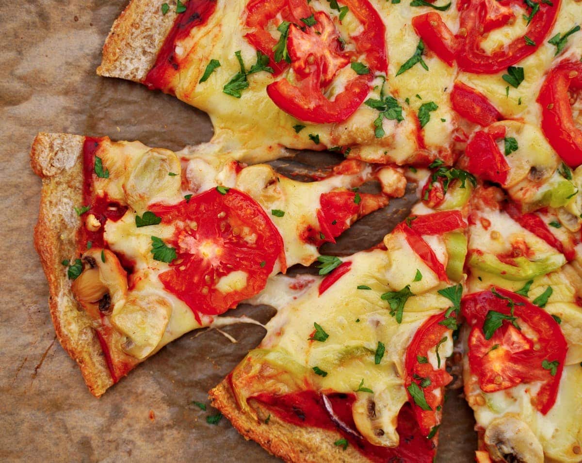 Nahaufnahme einer gesunden Pizza mit Gemüse