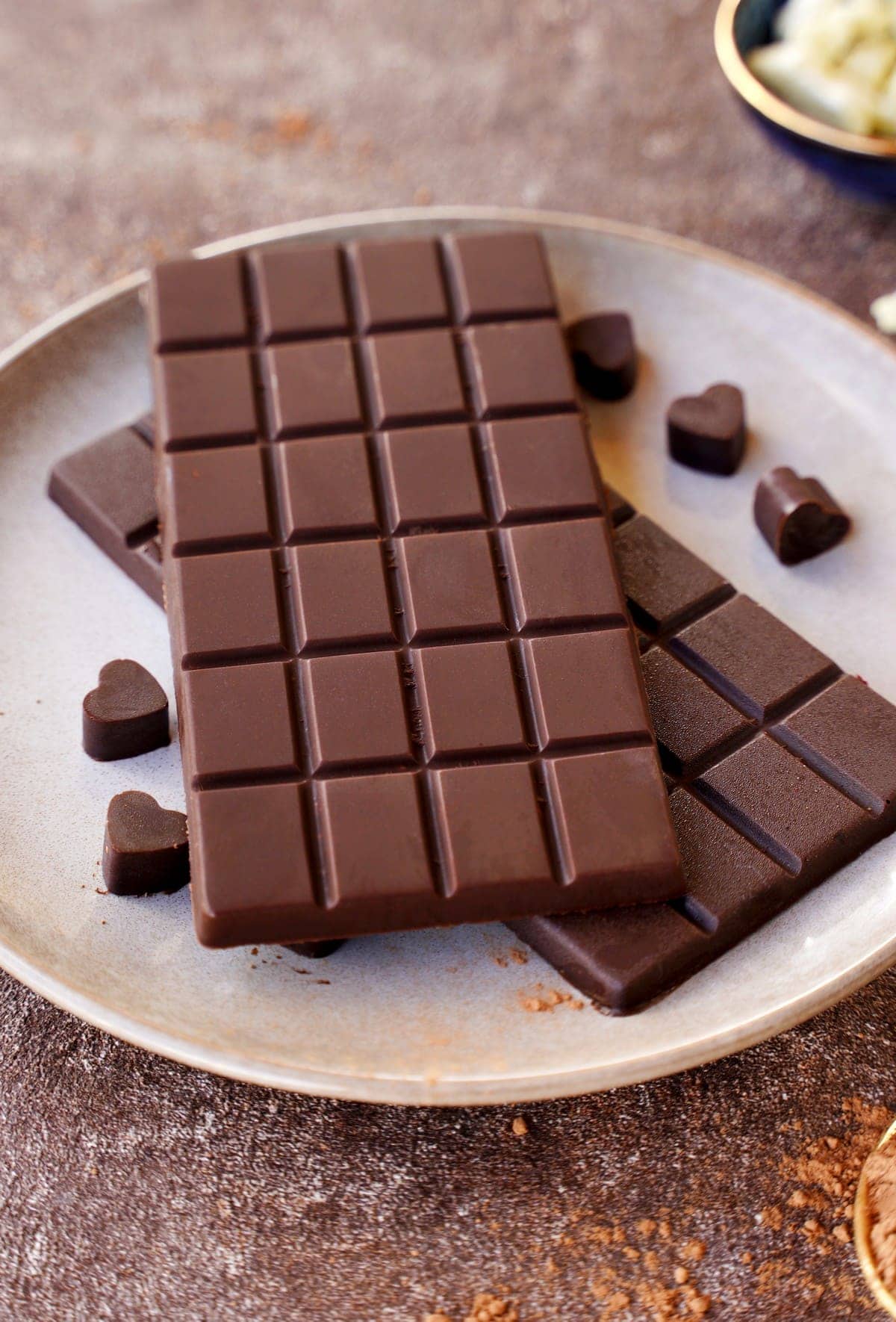 Schokolade selber machen: 2 Schokoladentafeln auf Teller