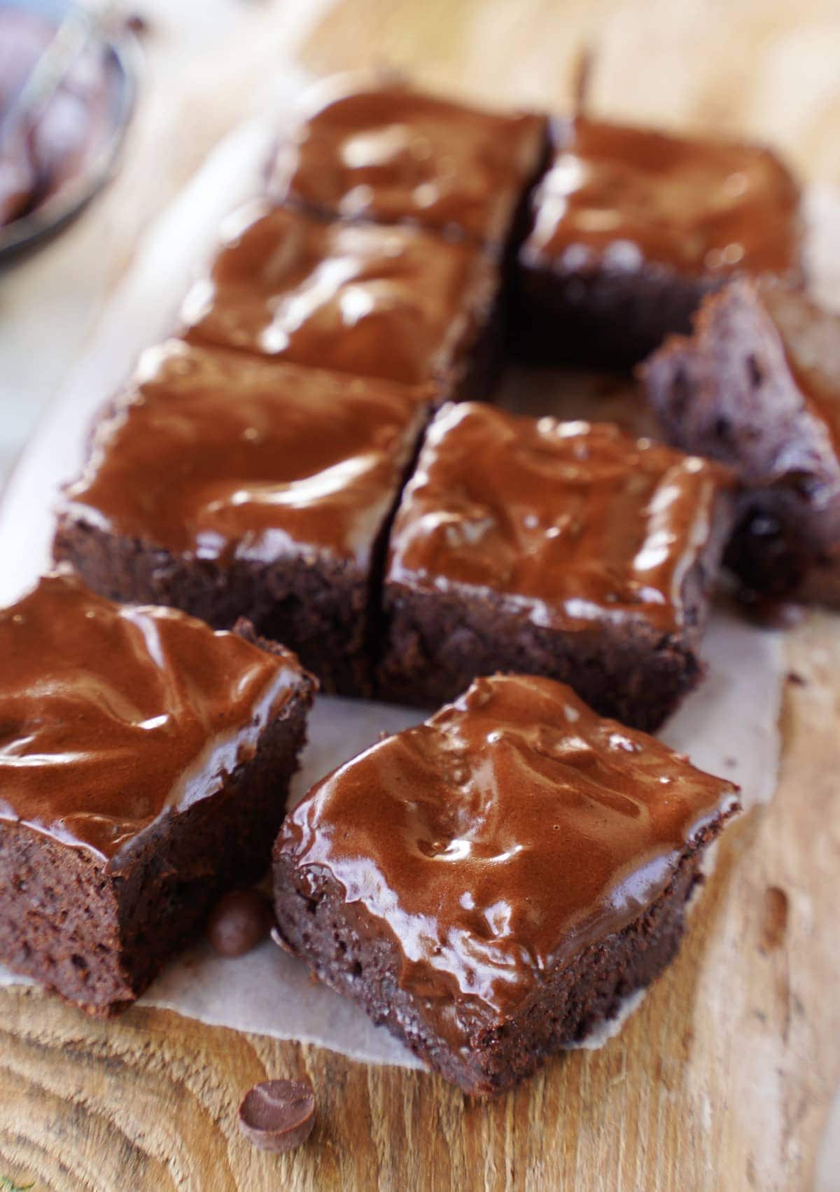 8 gesunde vegane Brownies aus schwarzen Bohnen mit Schokoladencreme