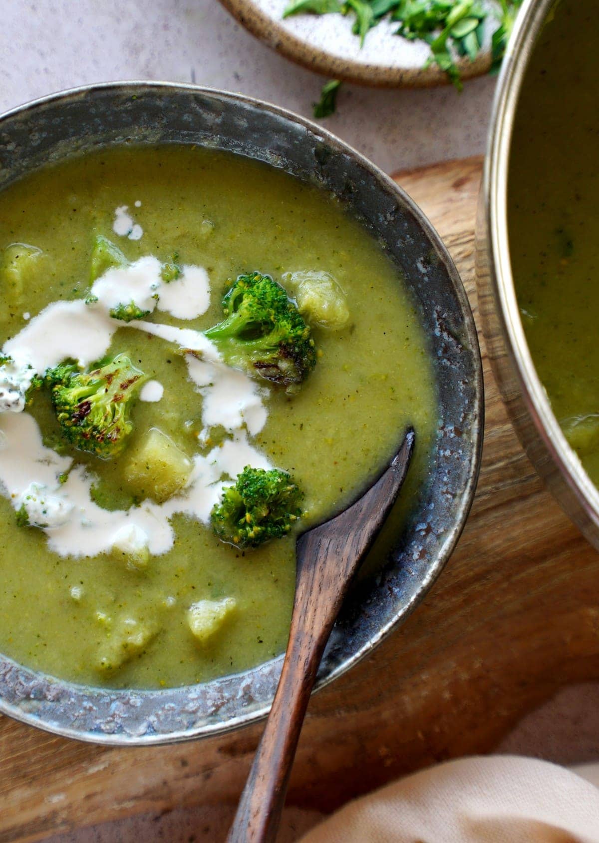 Nahaufnahme von Kartoffel-Brokkoli-Suppe in einer Schüssel mit Löffel