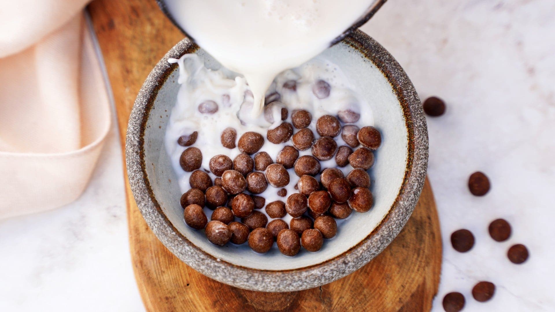 Queraufnahme von selbstgemachten Schoko-Cerealien (Choco Pops)