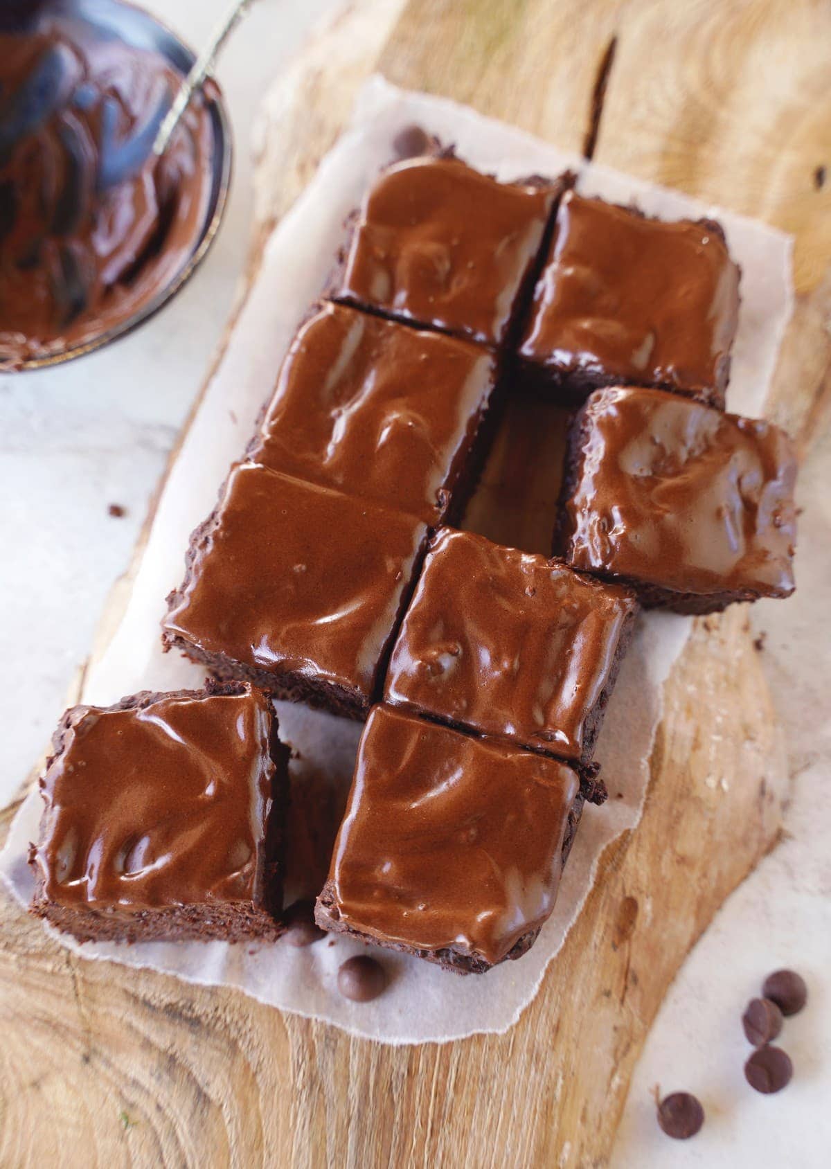 Bohnen-Brownies mit geschmolzener Schokolade von oben