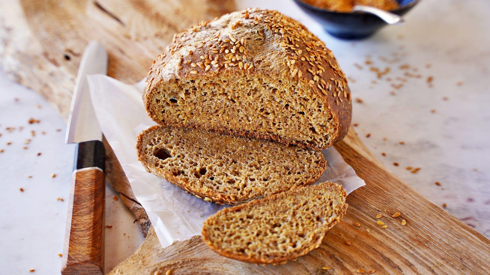 Queraufnahme von selbstgebackenem Low Carb Leinsamen-Brot