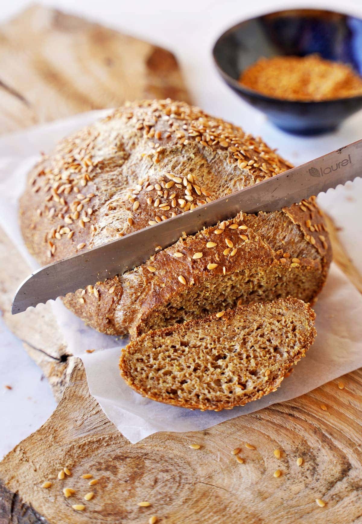 veganes Leinsamen-Brot in Scheiben schneiden
