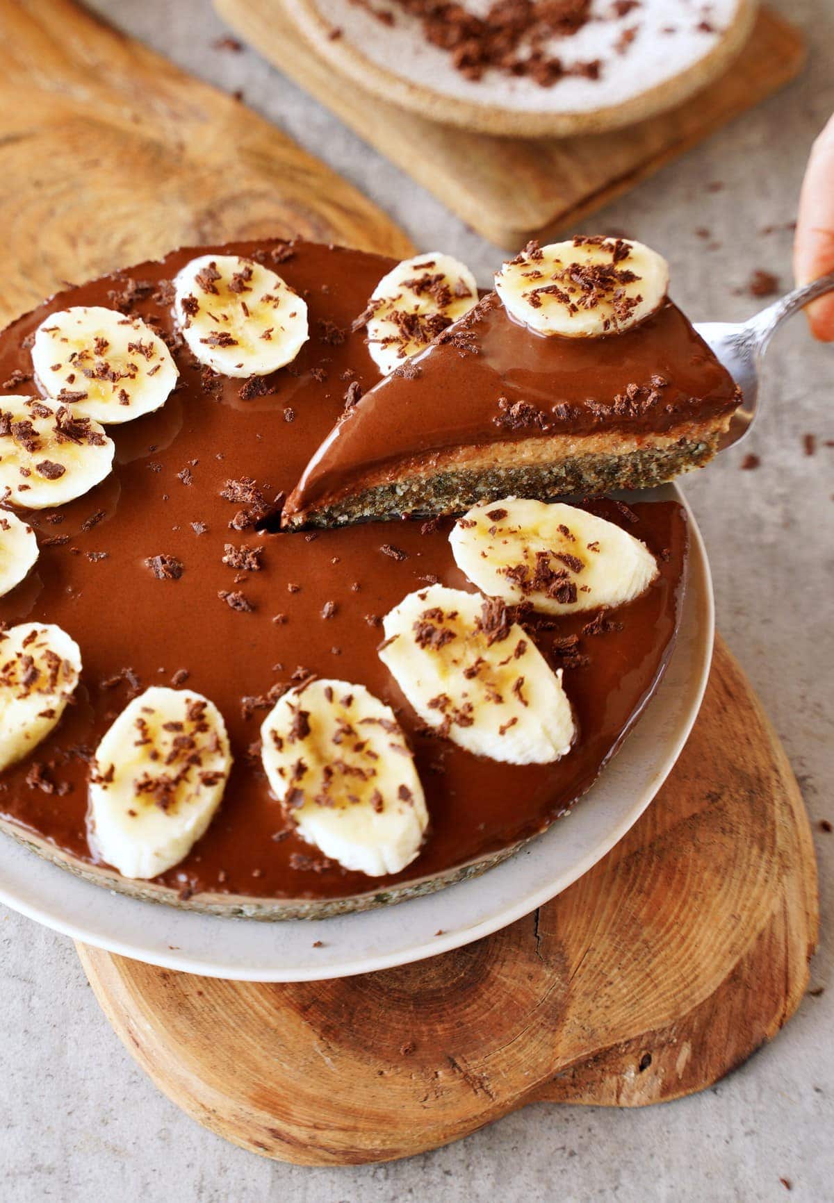 ein Stück Bananen-Erdnussbutter-Schokoladen-Kuchen auf Kuchenheber
