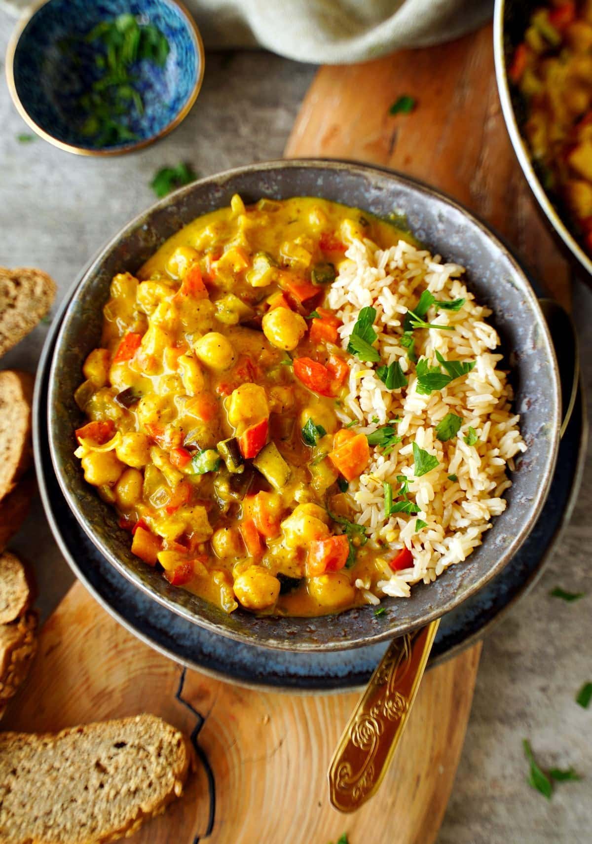 veganes Gemüse-Curry in Schale mit Reis