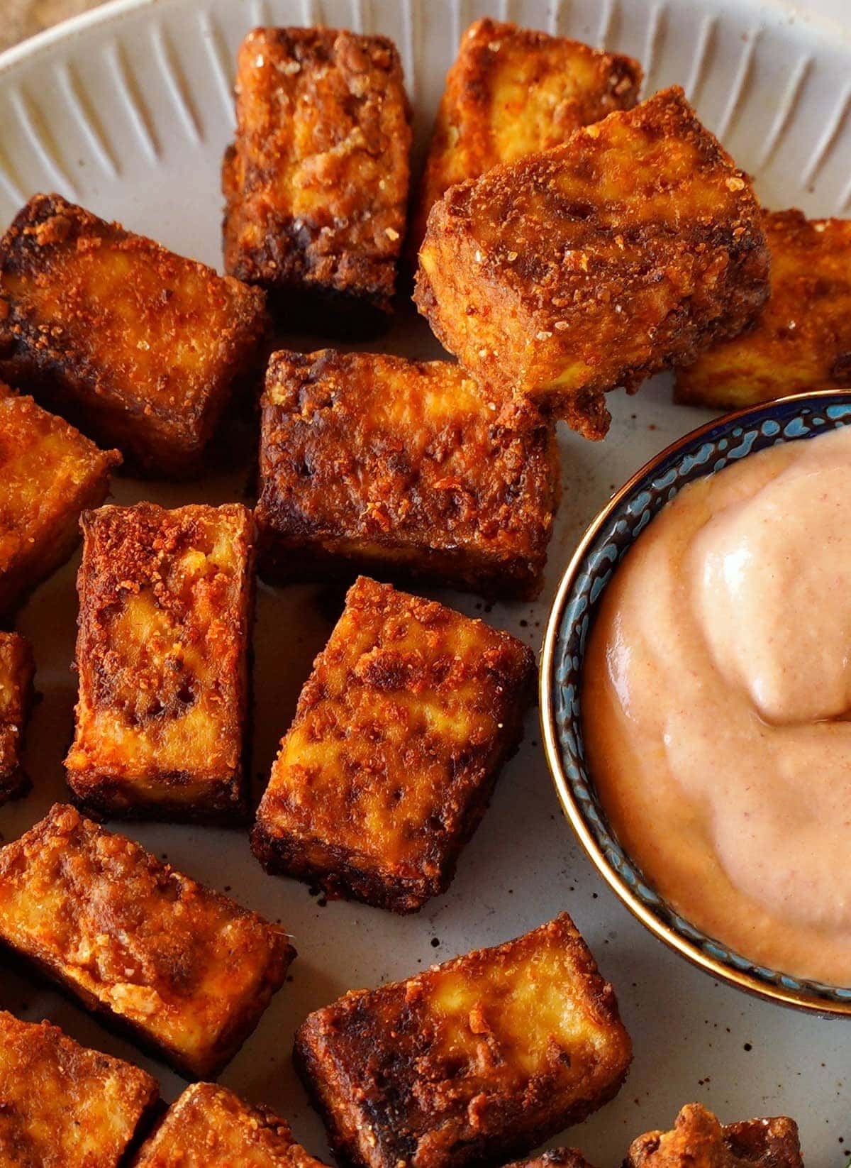 Nahaufnahme Tofu aus der Heißluftfritteuse