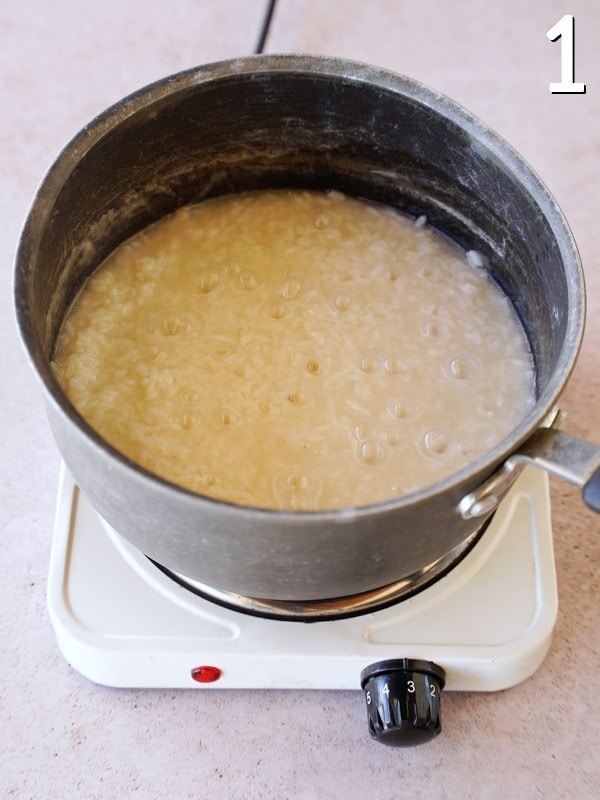 Reis kocht in einem schwarzen Kochtopf
