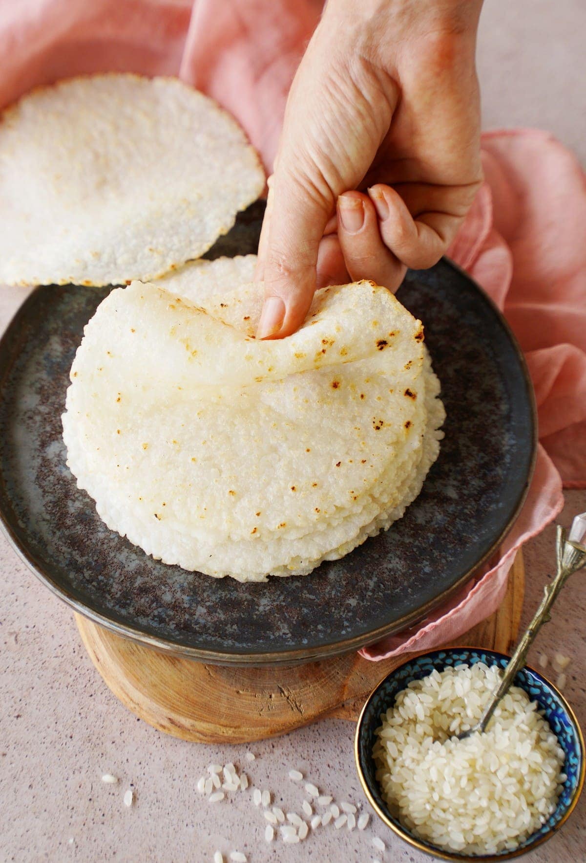 Hand faltet eine Reis-Tortilla