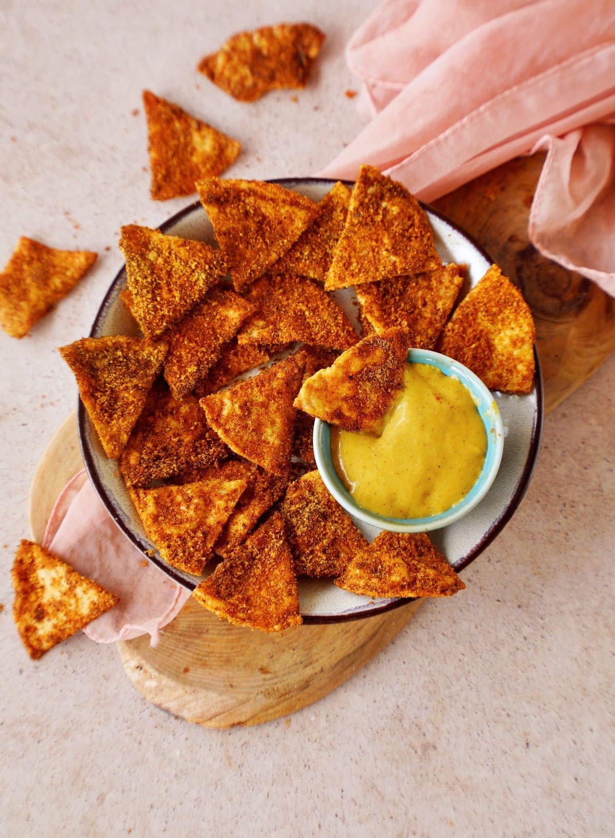 Selbstgemachte Doritos (Tortilla Chips) in einer Schüssel mit Käsedip