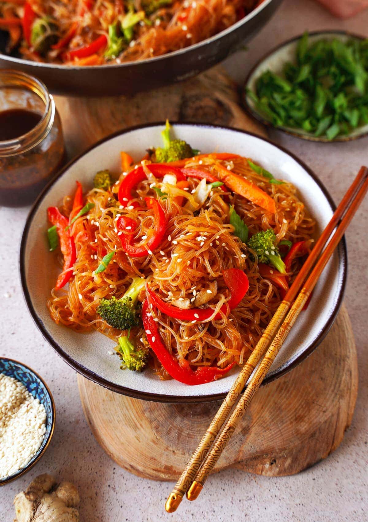 Asiatisches Stir-Fry mit Gemüse und Stäbchen auf Teller