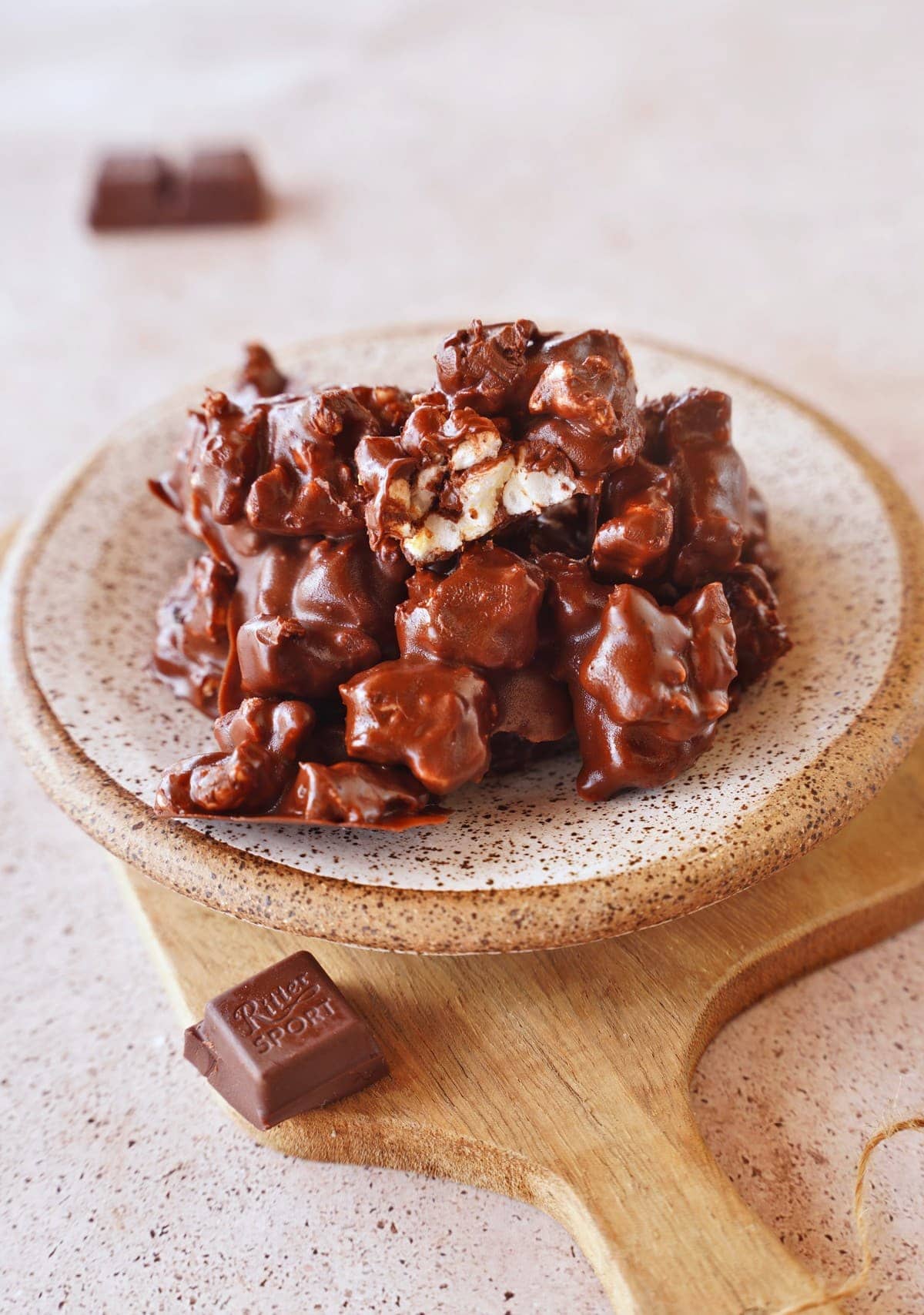 Reiswaffeln mit Schokoladenüberzug auf einem kleinen Teller