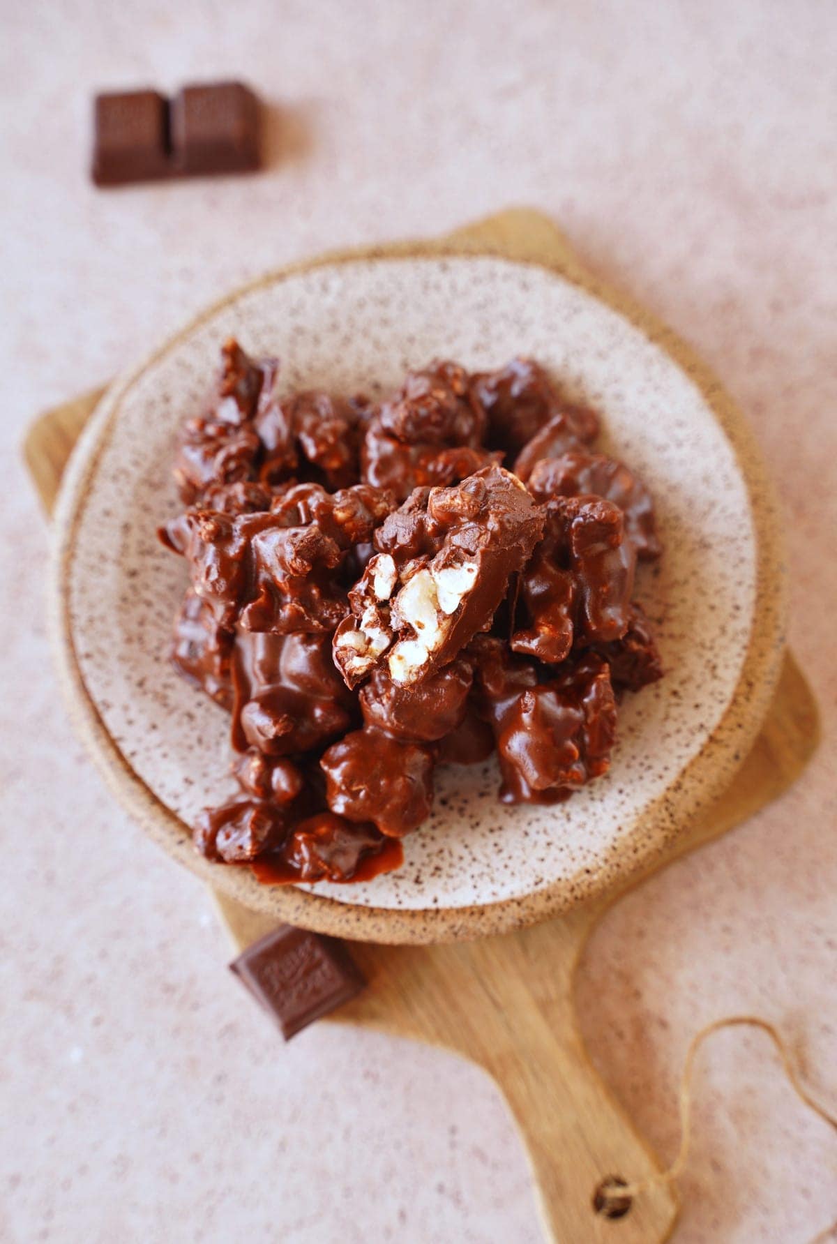 Puffreis mit Schokolade auf einem Teller von oben