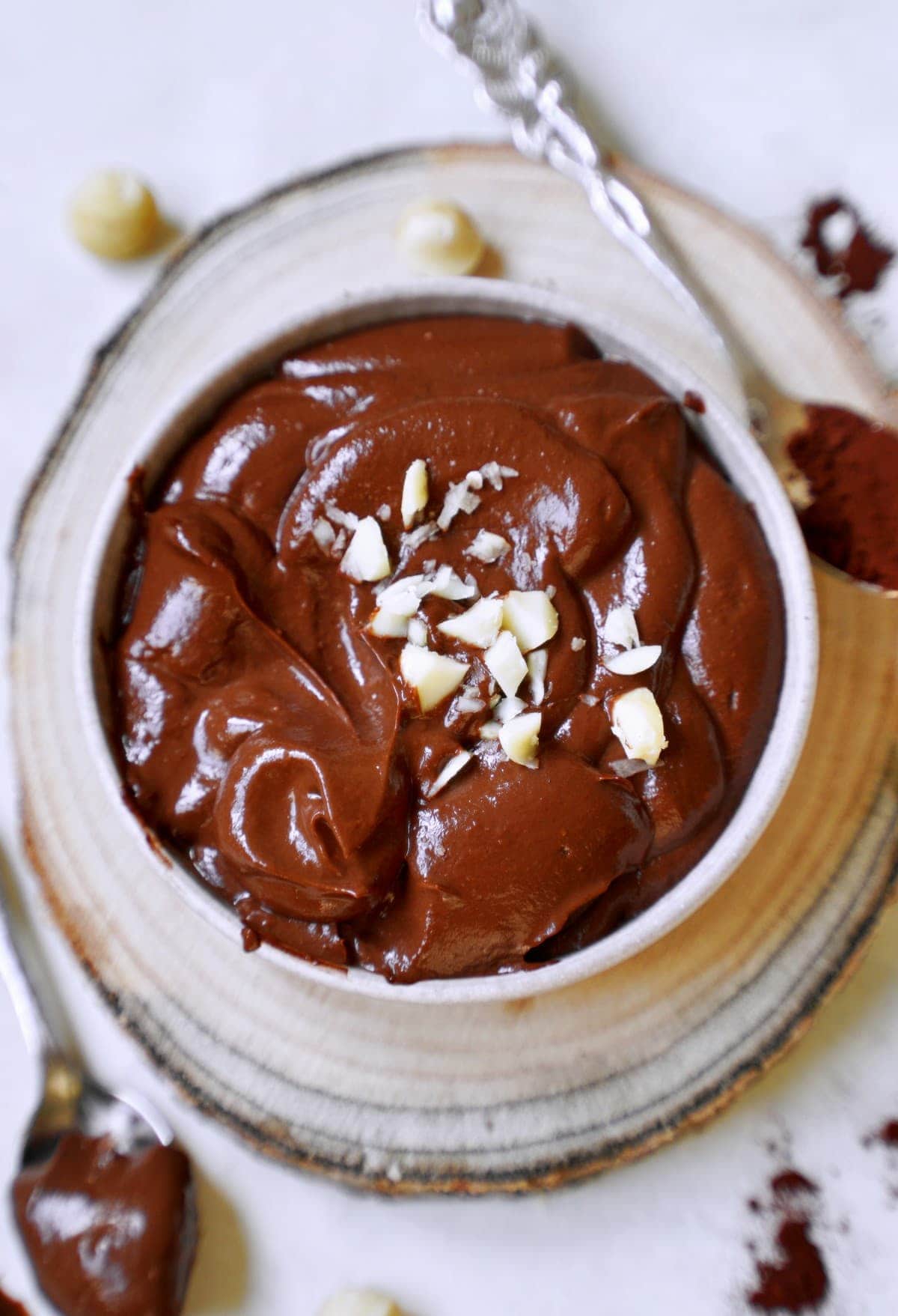 Avo-Schokoladenpudding mit Nüssen in Schale von oben