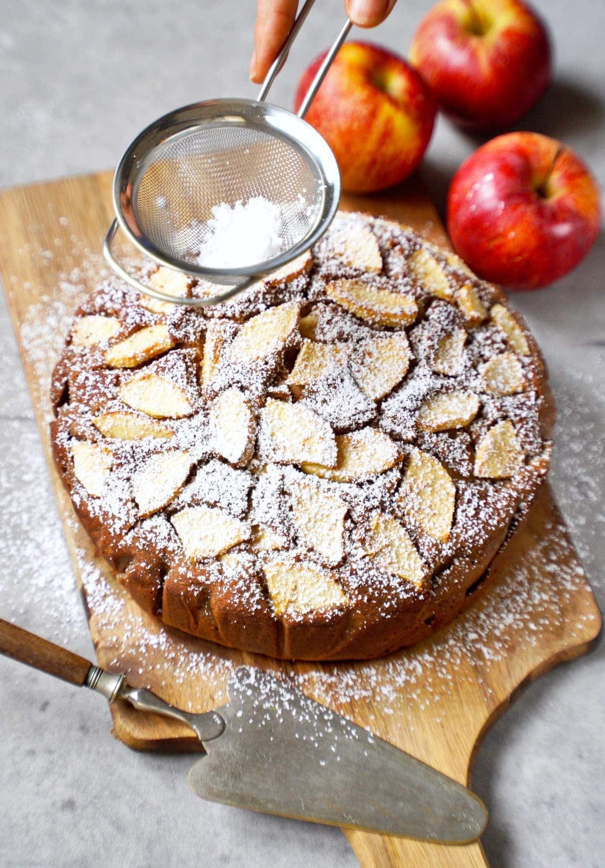 glutenfreier Kuchen mit Äpfeln und Erythrit-Pulver