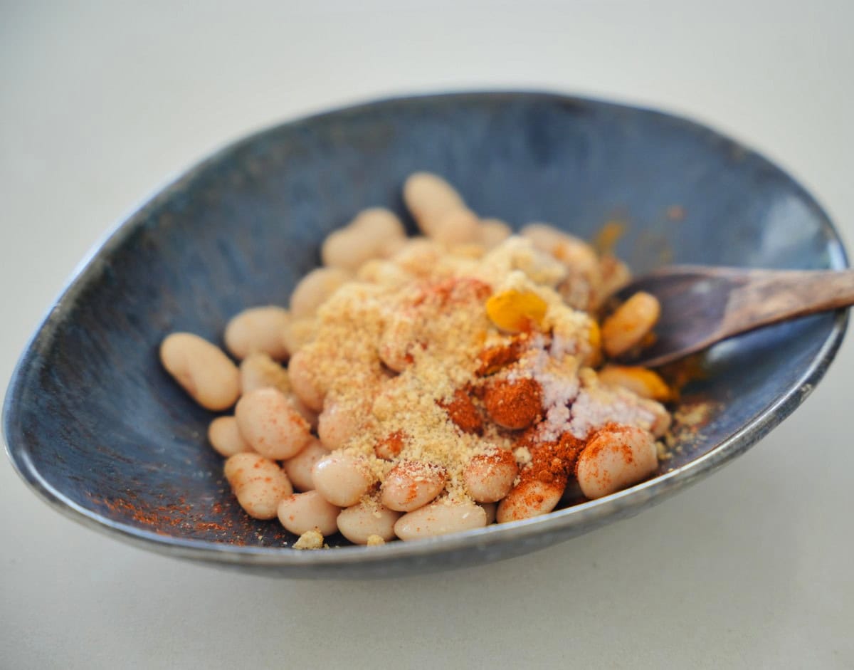 Limabohnen in einem Keramikteller mit Gewürzen