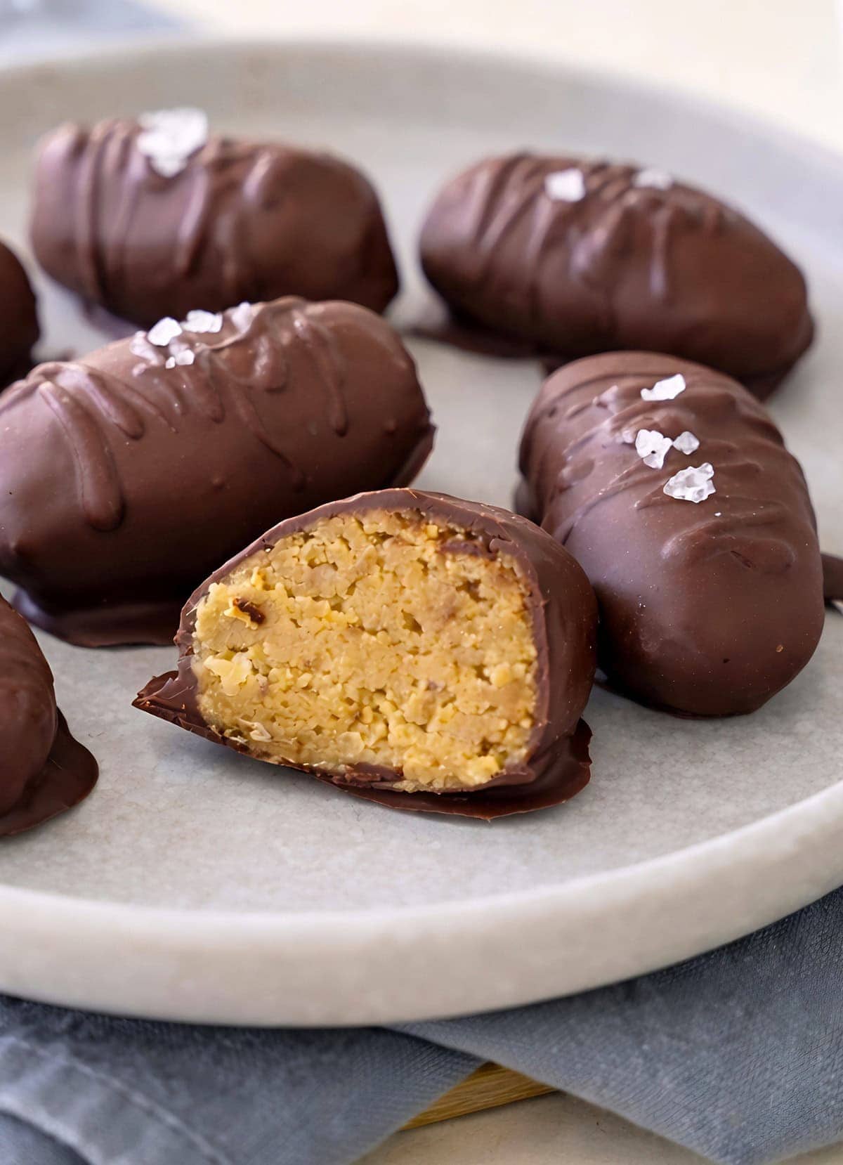 Kichererbsen-Schokoladen-Pralinen mit Meersalz garniert 