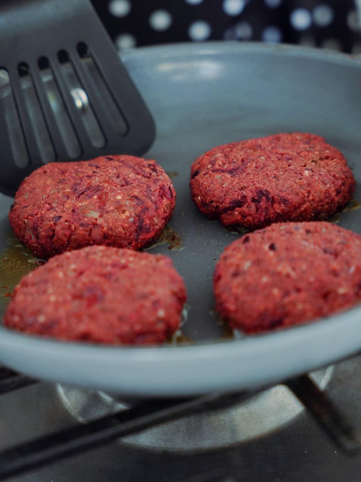 4 Rote Bete Patties in einer Pfanne